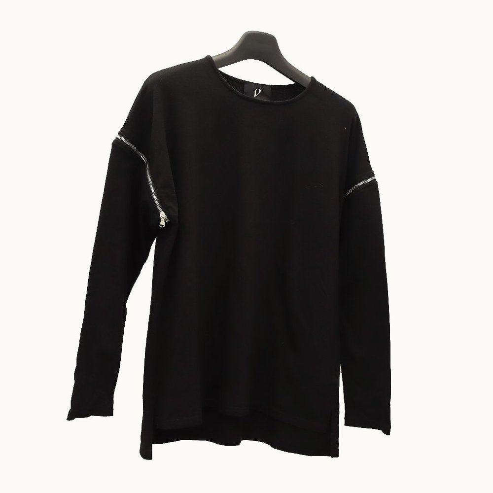 V Long-Sleeved Shirt